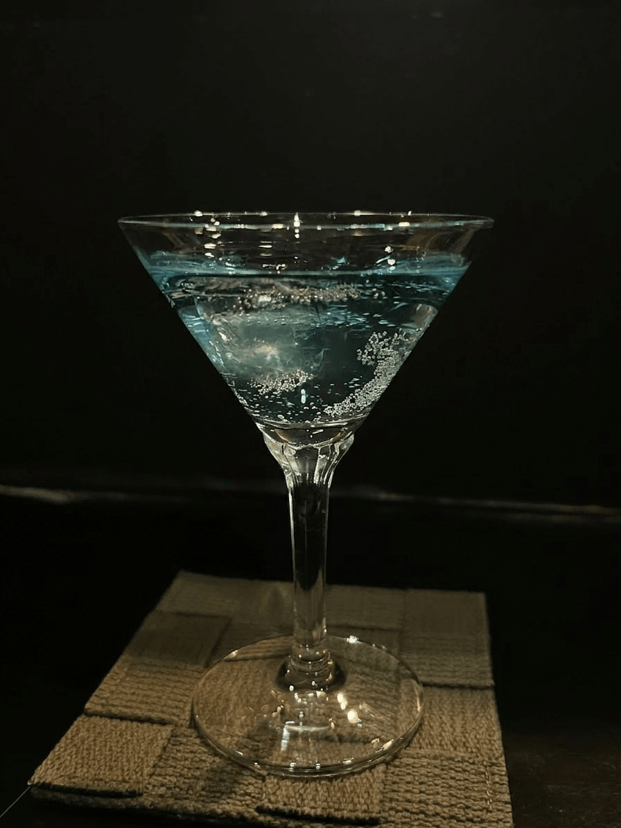 氷と炭酸が浮かぶカクテルが入ったマティーニグラス