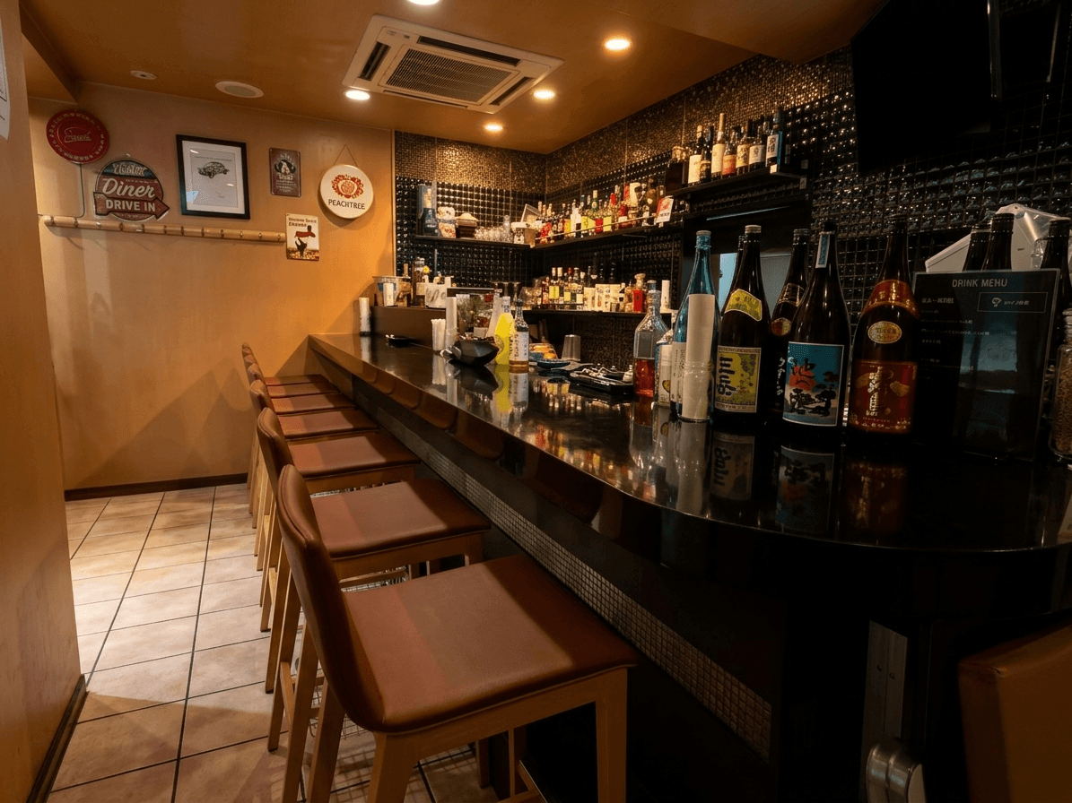 カウンター席が並ぶ落ち着いた雰囲気のバー店内