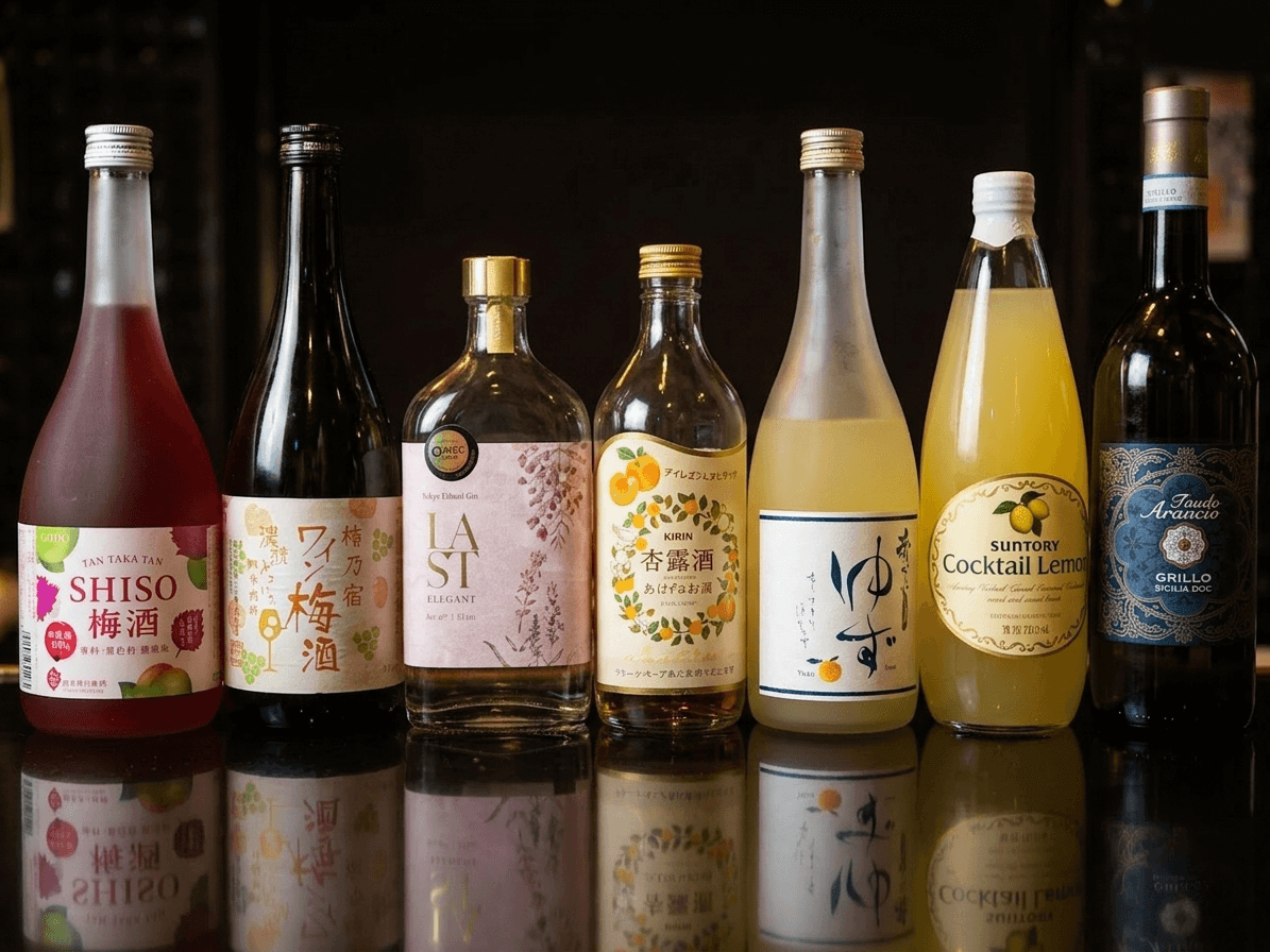 梅酒、柚子酒、レモンリキュールなど複数の果実酒ボトルがカウンターに並んでいる様子